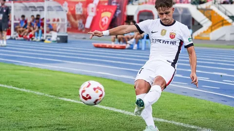 “消息称米兰将挑战4-3-3阵型迎战那不勒斯，莱奥待发，福法纳恐无缘赛场”