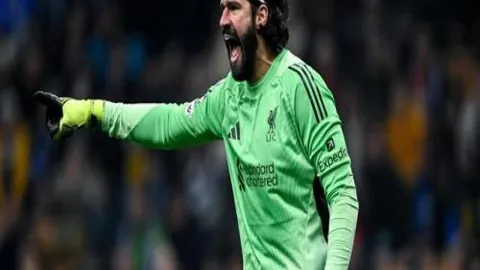 北京西站离别情深：行李寄乡愁，家人共温馨